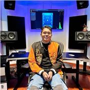 Soy ingeniero de mezcla y mastering nominado al Grammy, apasionado por compartir conocimientos. Mis clases están diseñadas para ti
